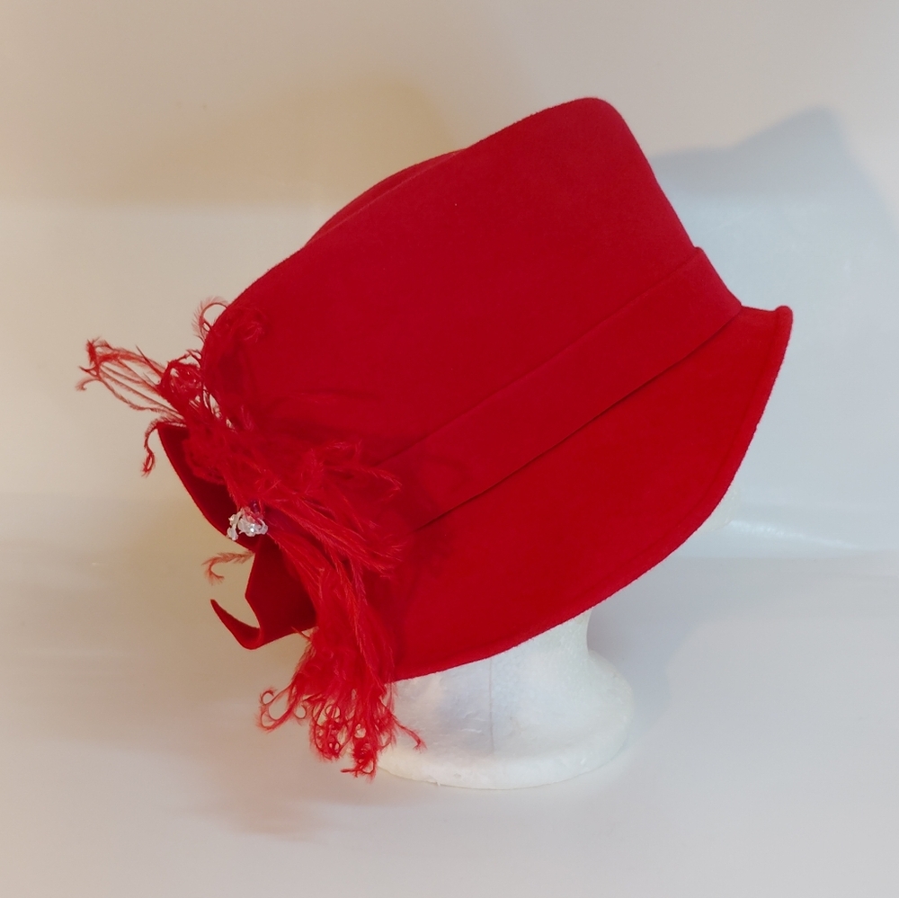 Elegant Red Wide-Brim Felt Hat with Feather Accent - Picture 4 of 12